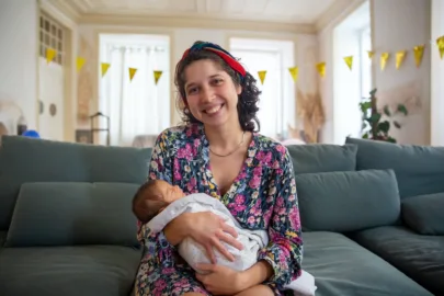 mama z wcześniakiem na rękach