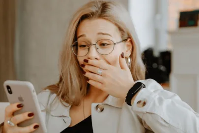 kobieta przegląda treści na smartfonie